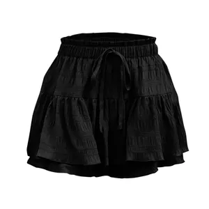Dettaglio del gonnellino nero a balze con coulisse da donna per l'estate alla moda