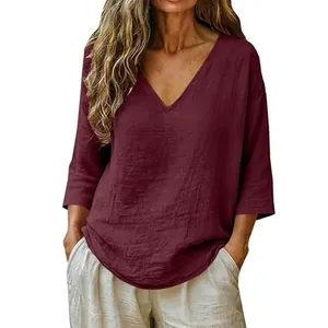Detalle de blusa de lino granate con cuello en V para ropa casual de verano