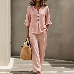 Ensemble deux pièces rose chic pour femme avec haut à boutons col V et pantalon