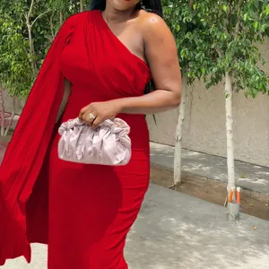 Elegantes rotes One-Shoulder-Bodycon-Kleid mit langem, plissiertem Cape-Ärmel-Detail