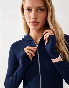 Dettaglio di una felpa con cappuccio blu navy slim fit con zip e fori per il pollice donna