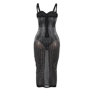Dettaglio posteriore abito attillato nero con strass e gonna in rete trasparente