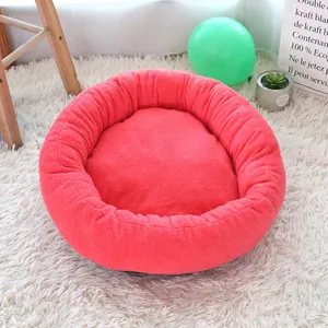 Gemütliches korallenrosa Plüschtierbett für Katzen und kleine Hunde auf weißem Teppich