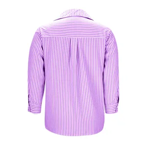 Dettaglio della vista posteriore di una camicia a righe viola e bianche con pieghe da donna