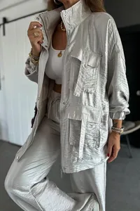 Texture dettagliata del completo da donna in due pezzi champagne metallizzato giacca e pantaloni