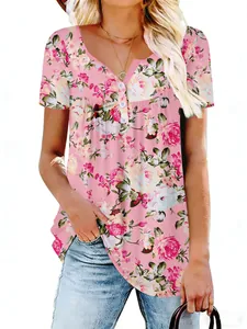 Elegante top de manga corta con estampado floral rosa y cuello de pico abotonado