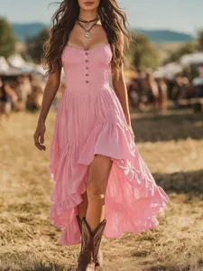 Detailansicht eines rosa Boho-Urlaubskleids mit gerafftem, asymmetrischem Saumverlauf