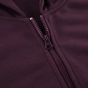 Primer plano macro de la cremallera morada de alta calidad en una sudadera con capucha