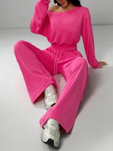 Vue détaillée d'un ensemble de détente rose à épaules dénudées et pantalon large