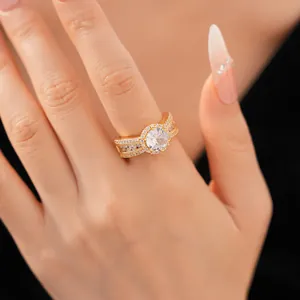 Eleganter 18 Karat vergoldeter verstellbarer Ring mit rundem Zirkonia-Zentrum