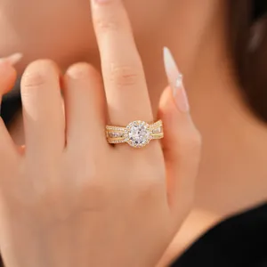 Nahaufnahme eines eleganten 18 Karat vergoldeten Rings mit einem brillanten runden Zirkon.