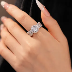 Eleganter 18 Karat vergoldeter Zirkonia-Ring in runder Form am Finger Detailansicht