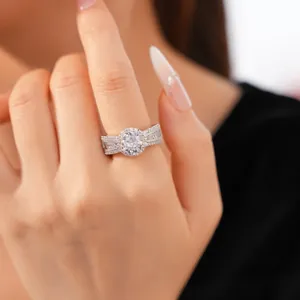 Nahaufnahme eines funkelnden Rings mit runden Zirkonia-Halo an einem Modellfinger