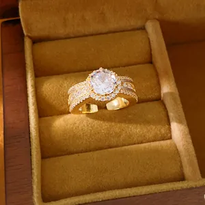 Detailansicht eines luxuriösen 18k vergoldeten verstellbaren Rings mit Zirkonia in einer Box