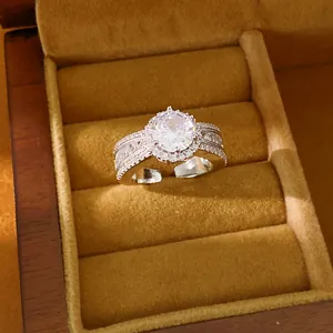Detailansicht eines 18k vergoldeten runden Zirkonia-Rings in Samtschachtel