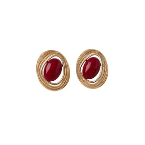 Elegante goldene Vintage-Ohrstecker mit ovalem rotem Harzstein im Retro-Look