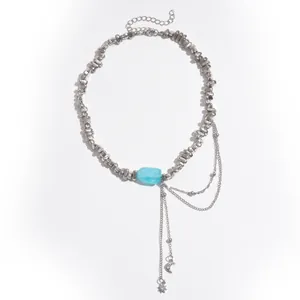 Zilveren ketting met onregelmatige kralen, blauwe steen en maan-ster kwastjes hanger details