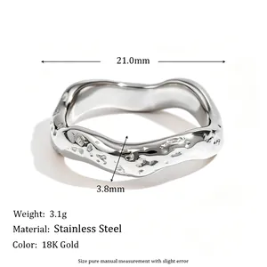 Vista dettagliata della trama martellata e delle dimensioni di un anello in acciaio inox.
