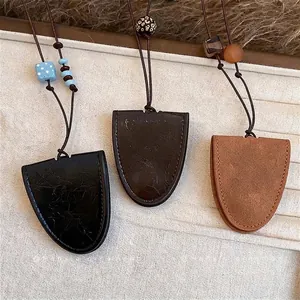 Set van drie retro lederen geometrische hangers in zwart en bruin in minimalistische stijl