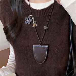 Retro lederen trui ketting met geometrische hanger en kwastje voor damesmode.