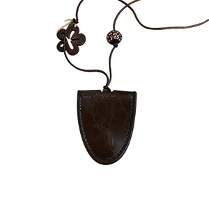 Retro bruine leren ketting met geometrische hanger en houten bloembedel voor elke dag.