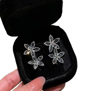Elegante funkelnde Zirkonia Blumenohrstecker in einer luxuriösen schwarzen Samtbox