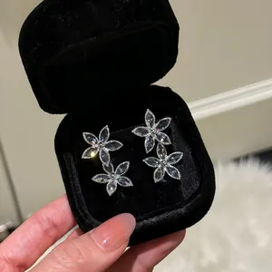 Detailansicht von funkelnden Blumensteckern in einer schwarzen Samtbox