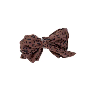 Elegante pinza de pelo vintage con lazo de tela con estampado de leopardo para uso diario
