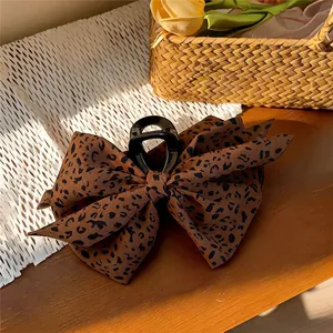 Primer plano detallado de una pinza para el pelo vintage con lazo de leopardo