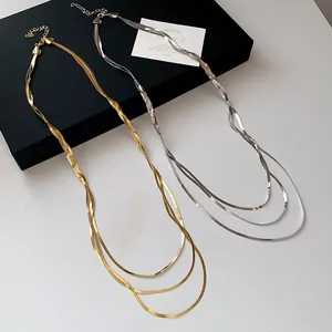 Detailansicht eleganter dreilagiger Schlangenkettenglieder in Gold und Silberfarben