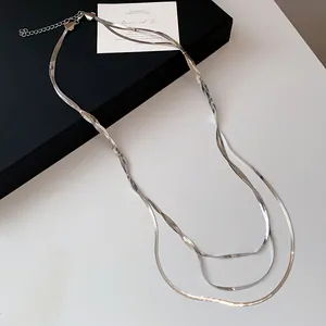 Elegante dreilagige silberne Schlangenkette mit minimalistischem Metallic-Finish
