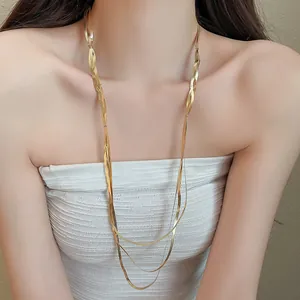 Mehrlagige goldene Schlangenkette für Damen mit elegantem minimalistischem Design.