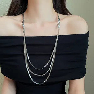 Detailansicht einer dreilagigen silbernen Schlangenkette aus Metall an einem Modell