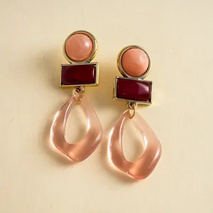 Macro de pendientes geométricos retro de acrílico con detalles de resina melocotón y burdeos