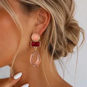 Pendientes geométricos vintage con piedras rosa coral y burdeos y aro transparente.