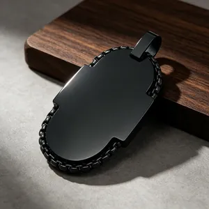 Λεπτομερής άποψη μαύρου οβάλ μενταγιόν dog tag από ατσάλι τιτανίου με σχέδιο αλυσίδας