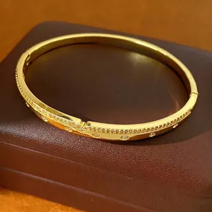 Bracelet jonc rond élégant plaqué or 18 carats orné de micro-oxydes de zirconium