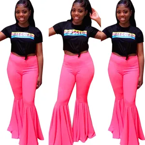 Conjunto sexy ajustado con pantalones acampanados con volantes rosas y camiseta negra BLESSED
