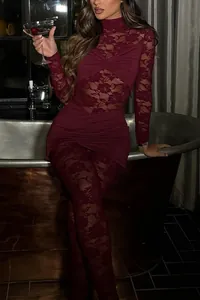 Dettaglio di tuta sexy bordeaux in pizzo e mesh con ritagli per look da discoteca