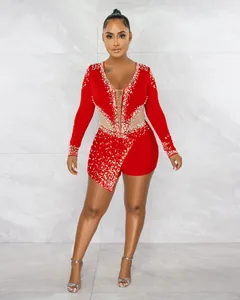 Vista completa di una tutina rossa sexy trasparente con strass e perline