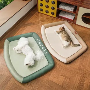 Alfombra impermeable rectangular para perros y gatos pequeños en un hogar acogedor