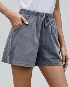 Detalle de pantalones cortos de lino gris para mujer con cintura elástica con cordón.