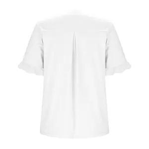 Vista trasera de un top blanco casual con mangas con volantes y detalle plisado.