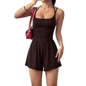 Zomerse halter-romper met gerimpelde taille en wijde pijpen shorts in het bruin