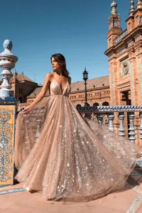 Elegante vestido largo de noche champán brillante con escote en V profundo y tirantes