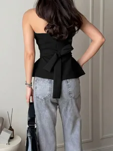 Elegantes schwarzes trägerloses Schößchen-Top mit schicker Schleife und Schößchen-Saum