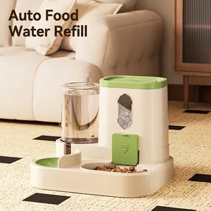 Grote automatische voer- en waterbak voor honden en katten in de moderne woonkamer