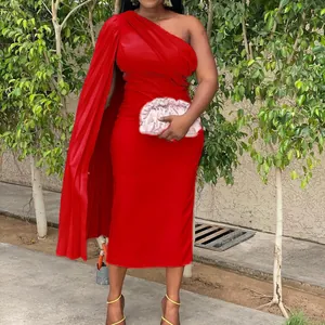 Elegantes einreihiges rotes Abendkleid mit seitlichem Umhang und plissierter hoher Taille.