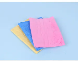 Détail de serviettes absorbantes pour animaux en rose, bleu et jaune, style chamois