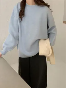 Détail d'un pull en tricot doux bleu clair à col rond et coupe large pour femmes